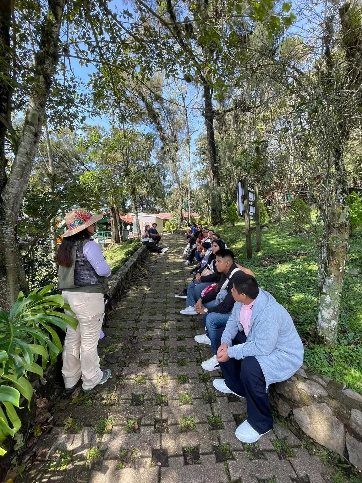 Grupo de viajeros durante una experiencia guiada con Ixmatis Tours